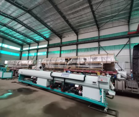 國慶上班中，PE管高速生產(chǎn)線發(fā)貨廣東